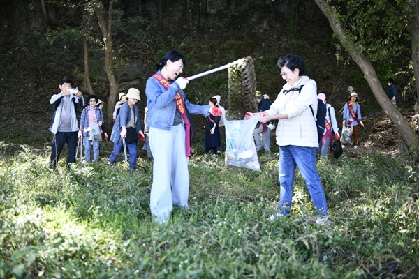  열심히 팔현습지 플고깅에 나선 계산성당 신자들.