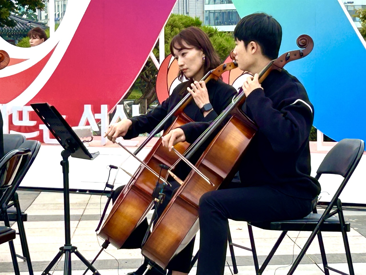  주말 오후 서산 호수공원에는 서산시대 오케스트라의 수준 높은 클래식 곡이 연주됐다.