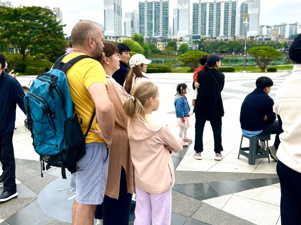  서산시대 오케스트라의 클래식 연주에 호수공원을 찾은 외국인도 발걸음을 멈추고 연주를 감상했다. 