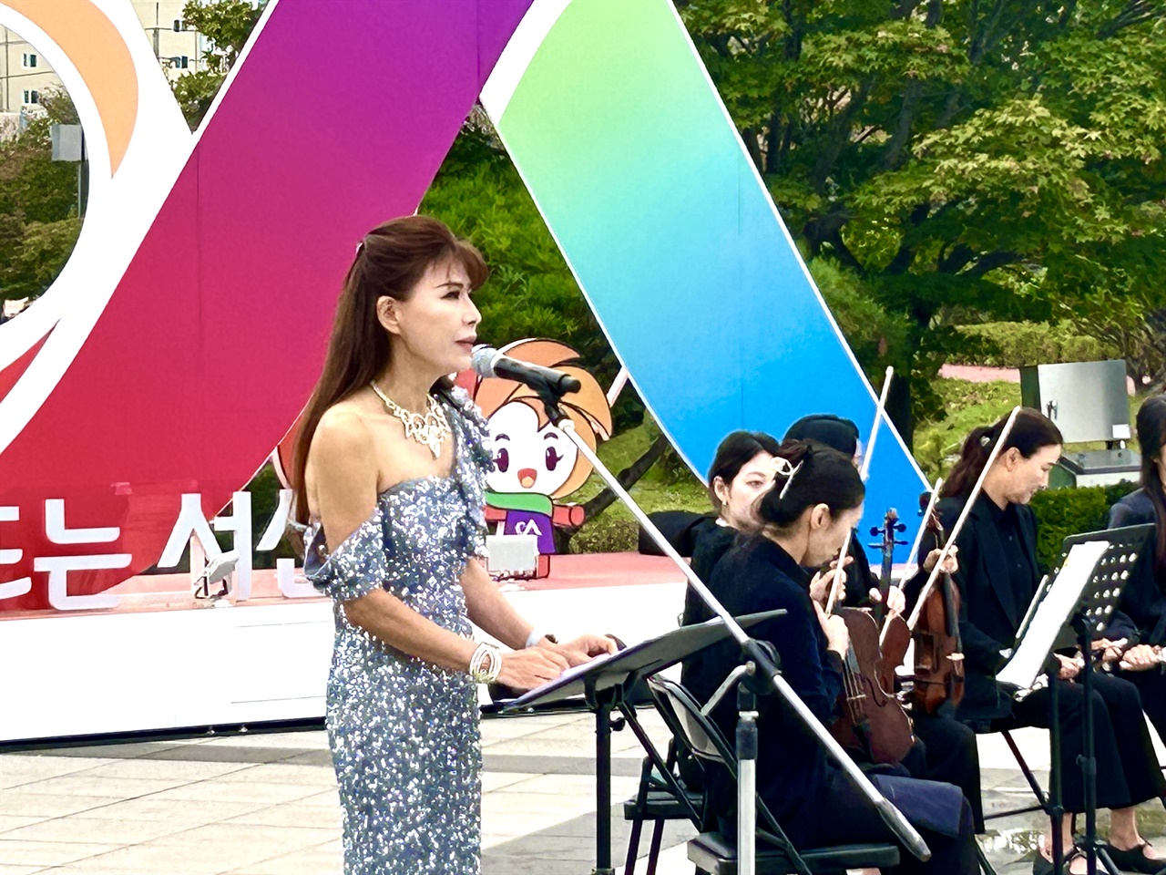  주말 오후 서산 호수공원에는 서산시대 오케스트라의 수준 높은 클래식 곡이 연주됐다.