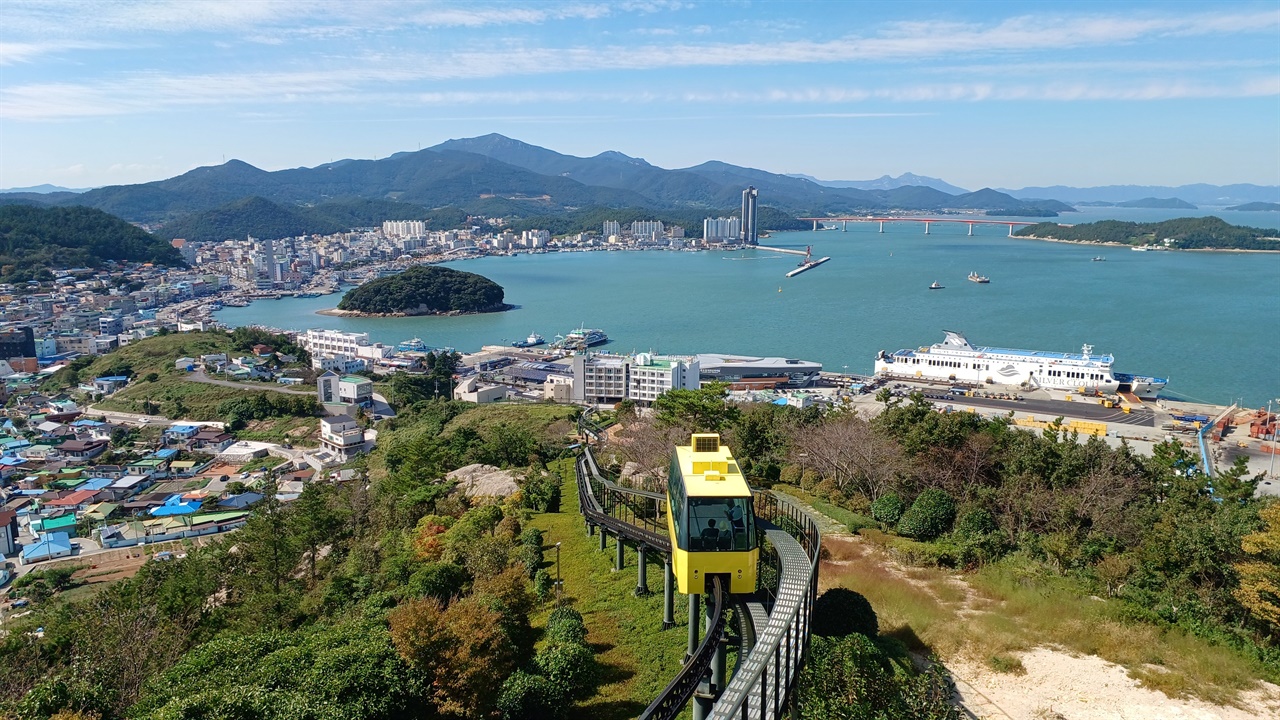 완도읍 바로 앞 노란 지붕은 모노레일이다. 멀리 신지대교 너머 청해진 유적인 장도가 보인다.