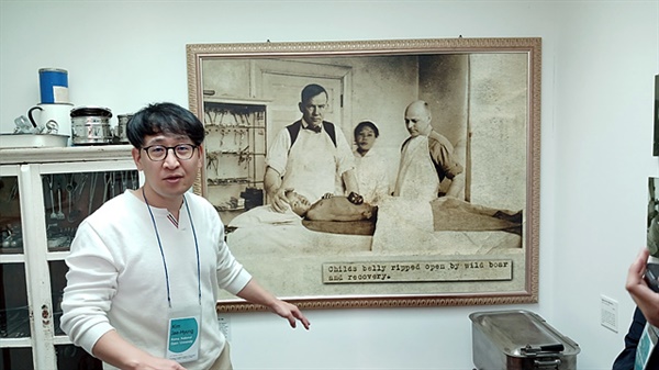  한센병관련 국제학술대회참가차 방한한 외국학자들을 소록도와 오마도간척지, 애양원까지 안내한 후 서울대학교에서 열린 국제학술대회를 주관한 김재형 교수 모습. 애양원 박물관에서 학자 일행들에게 사진 속 내용을 설명하고 있다.