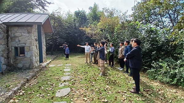  국제학술대회 참가차 방한한 학자들에게 애양원 시설을 안내하는 김재형 교수 모습이 보인다.