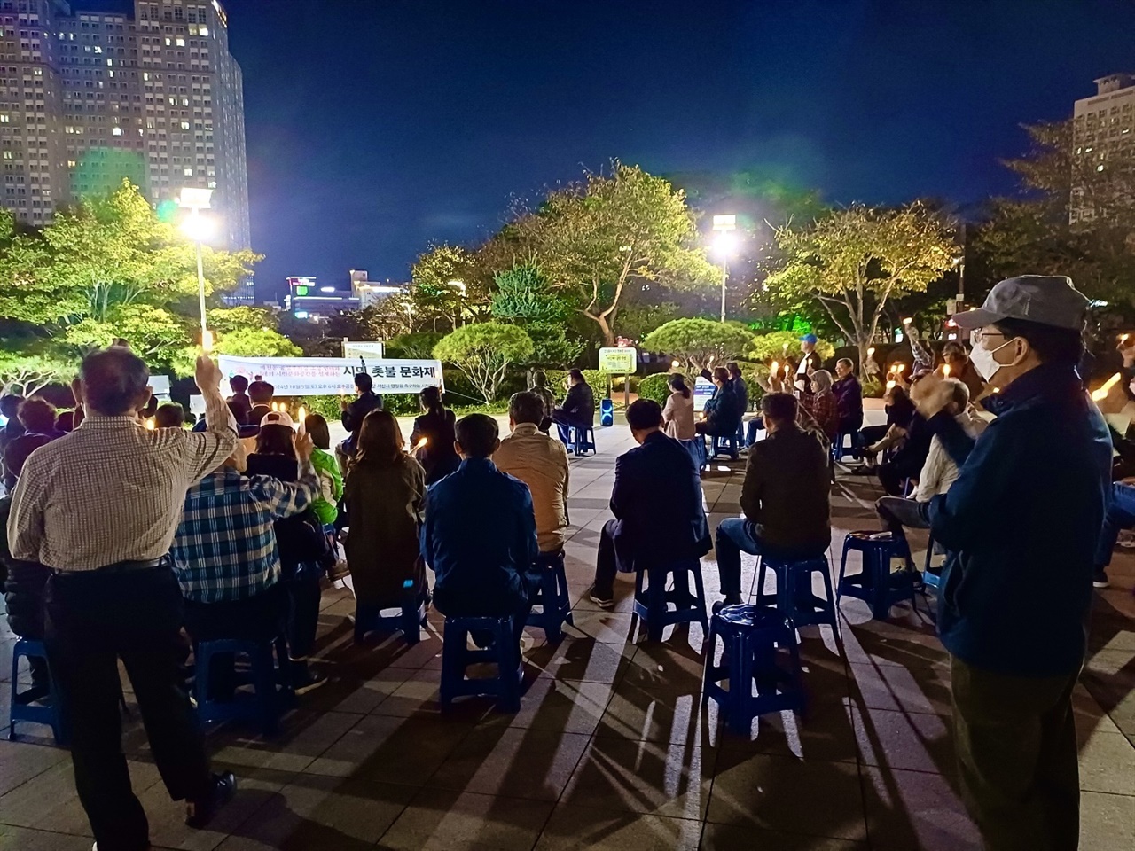  주말인 지난 5일 ‘정의로운 서산시 행정을 촉구하는 시민모임’은 서산 호수공원에서 ‘예천동 공영주차장 조성 반대와 미래의 시민 문화공간을 설계하는 시민 촛불문화제’를 호수공원에서 개최했다.
