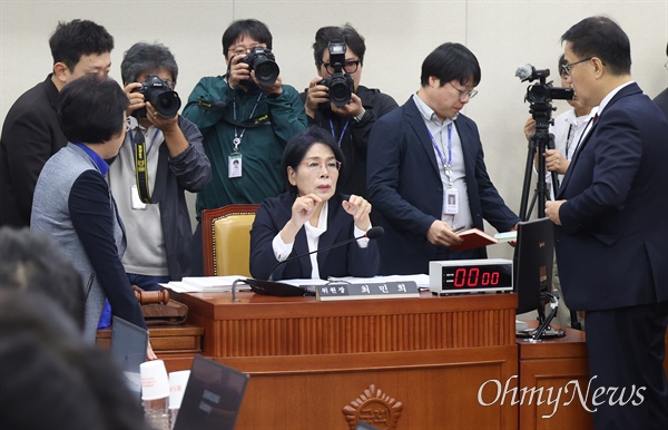  최민희 과학기술정보방송통신위원회 위원장이 7일 오전 서울 여의도 국회에서 열린 과학기술정보방송통신위원회 국정감사에서 더불어민주당 간사인 김현 의원, 국민의힘 간사인 최형두 의원과 이야기를 나누고 있다. 이날 최민희 위원장은 증인으로 불출석한 이진숙 방송통신위원회 위원장에 대해 오후 2시까지 출석하지 않을 경우 동행명령권 발부를 결정하겠다고 밝혔다.