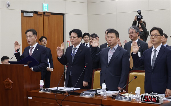  김태규 방송통신위원회 직무대행과 민영삼 한국방송광고진흥공사 사장, 이헌 방송통신위원회 방송정책국장, 조성은 방송통신위원회 사무처장, 김영관 방송통신위원회 기획조정관이 7일 오전 서울 여의도 국회에서 열린 과학기술정보방송통신위원회 국정감사에 출석해 증인 선서를 하고 있다.