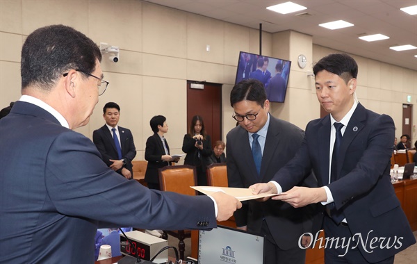 국회 행안위, 김태영·이승만 21그램 대표 동행명령장 발부 신정훈 행정안전위원장이 7일 오전 국회에서 열린 행정안전위원회의 행정안전부 등에 대한 국정감사에서 대통령 관저 불법증축 및 구조공사와 관련해 증인으로 채택된 김태영·이승만 21그램 대표를 출석시키기 위해 국회 경위에게 동행명령장을 발부하고 있다. 