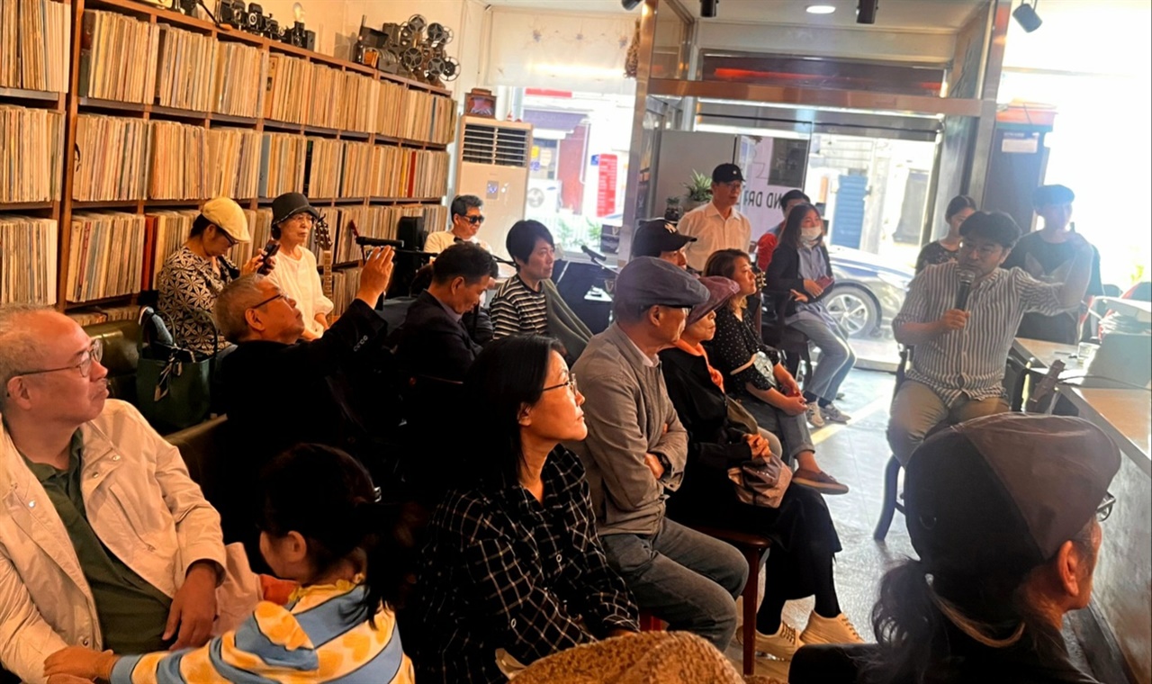  5일 오후 충남 예산 엘피바 <엘피에 빠지다>에서 열린 양진호 인문학교육연구소장의 강연