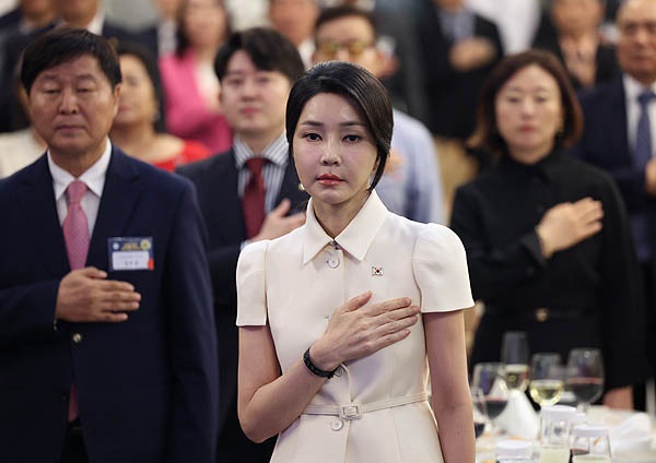  윤석열 대통령의 필리핀 국빈 방문에 동행한 김건희 여사가 6일 오후(현지시간) 필리핀 마닐라 페닌슐라 호텔에서 열린 동포 만찬 간담회에 참석, 국기에 경례하고 있다.