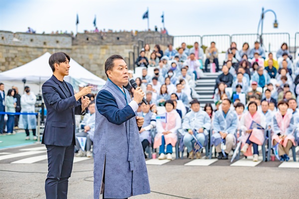  이재준 수원시장이 6일 '정조대왕 능행차 공동재현' 행렬이 지나가는 장안문 앞에서 시민들에게 인사하고 있다.