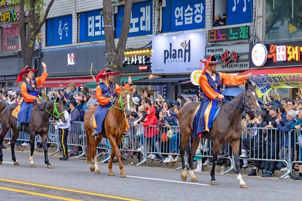  '2024 정조대왕 능행차 공동재현' 행렬 모습.