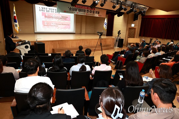  호사카 유지 세종대 대우교수는 7일 저녁 경남도교육청 별관 공감방에서 “소녀상 테러와 한-미-일 관계”라는 제목으로 강연했다.