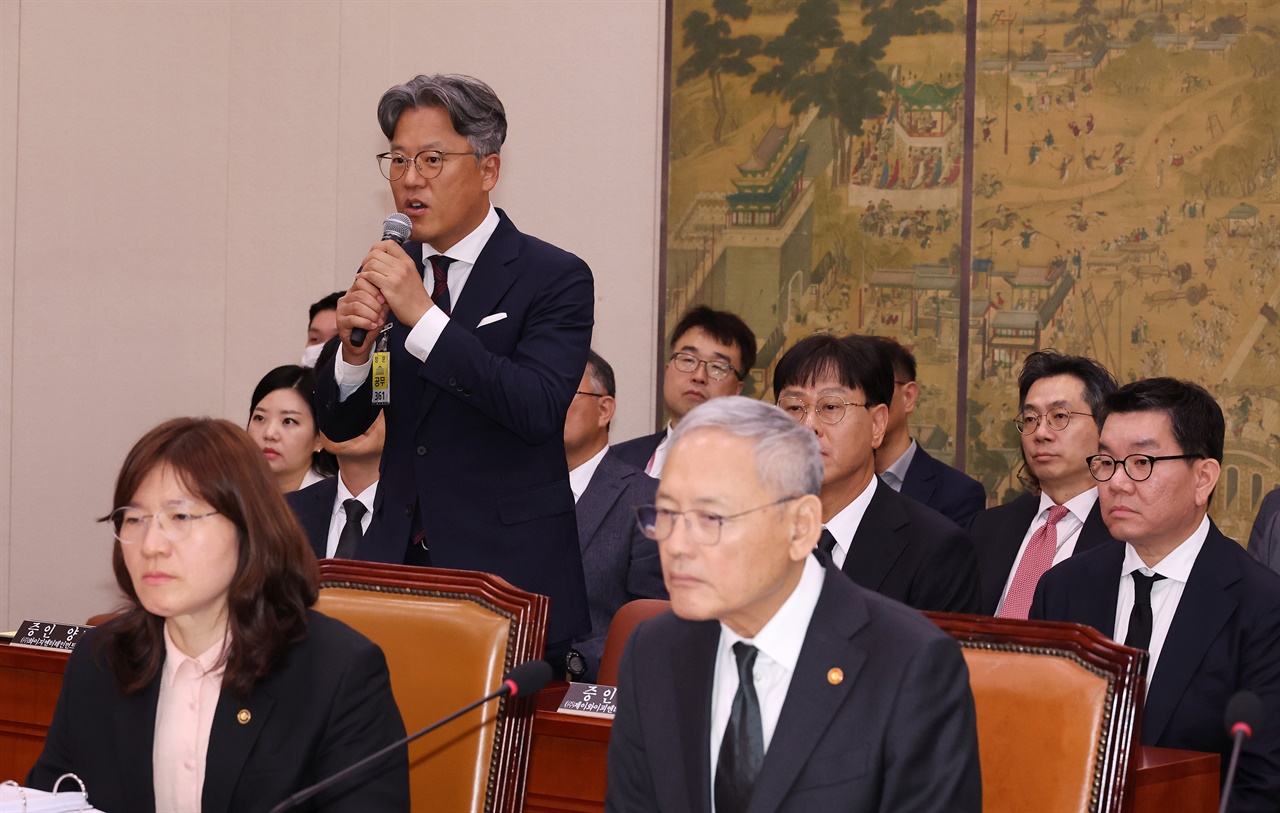  7일 국회 문화체육관광위원회의 문화체육관광부 국정감사에서 장철혁 에스엠엔터테인먼트 대표이사가 의원 질의에 답변하고 있다. 2024.10.7