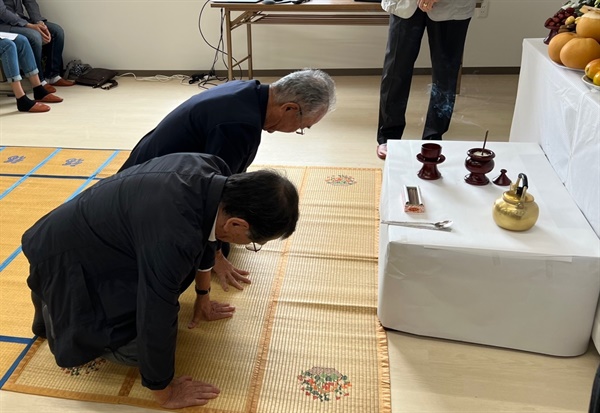  면성황후를 생각하는 모임의 모리모토(森本) 대표(왼쪽)와 사노(佐野) 부대표가 참배하고 있다.