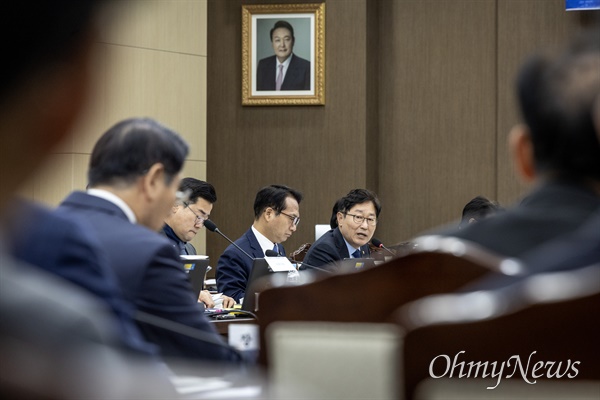  8일 오전 서울 용산구 국방부 청사에서 열린 국회 국방위원회 국정감사에서 박범계 더불어민주당 의원이 의사진행발언을 하고 있다. 