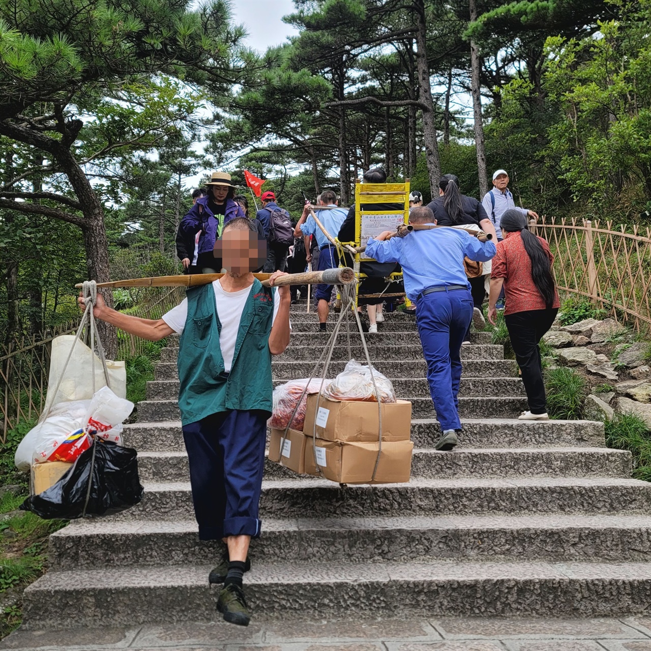 황산짐꾼 대나무에 짐을 메달고 운반하고 있는 모습 