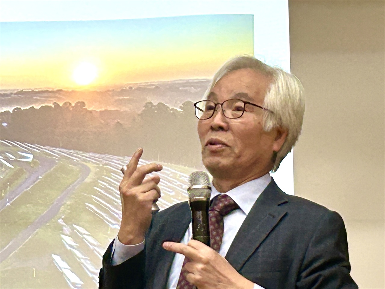  8일 ‘정의로운 서산시 행정을 촉구하는 시민모임’이 주최한 ‘예천지구 공영주차장 대안을 찾기 위한 생태도시전문가 특별초청 강연회’가 서산문화원에서 개최됐다.