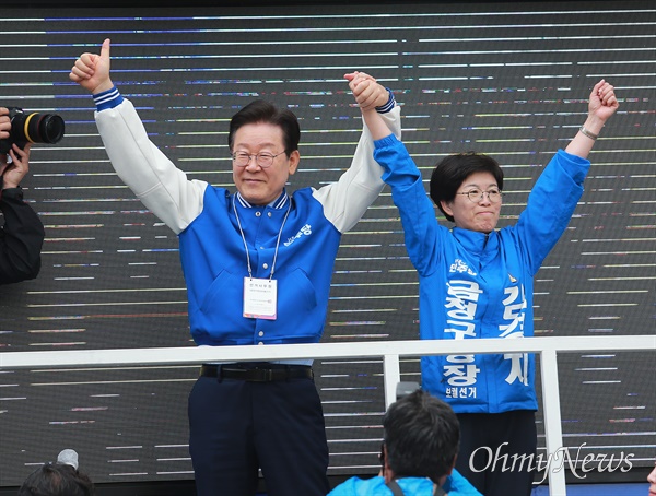  10.16 재보궐선거 사전투표를 앞두고 9일 이마트 금정점 건너편에서 이재명 더불어민주당 대표가 김경지 금정구청장 후보 지원유세를 펼치고 있다.