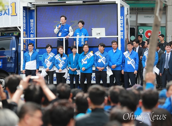  10.16 재보궐선거 사전투표를 앞두고 9일 이마트 금정점 건너편에서 이재명 더불어민주당 대표가 김경지 금정구청장 후보 지원유세를 펼치고 있다.