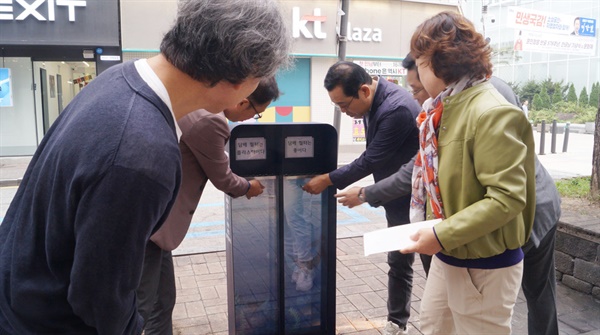  성안길 일원에 담배꽁초 무단투기 방지를 위한 꽁초 수거함이 설치됐다. 수거함 상단에는 눈길을 끄는 문구를 넣어 분리 배출을 유도할 예정이다.