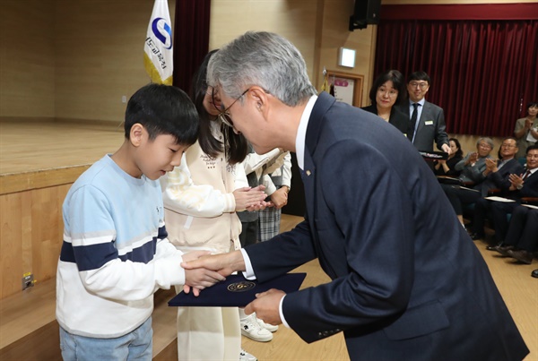  9일 경남교육청 공감실에서 열린 제578돌 한글날 기념식과 제48회 국어순화경시대회 시상식.