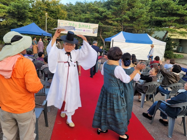  전국에서 두명 밖에 안계신 9선의원 이재갑 의원이 이 행사를 위해 모시 한복을 정성스레 입고 오셨다.