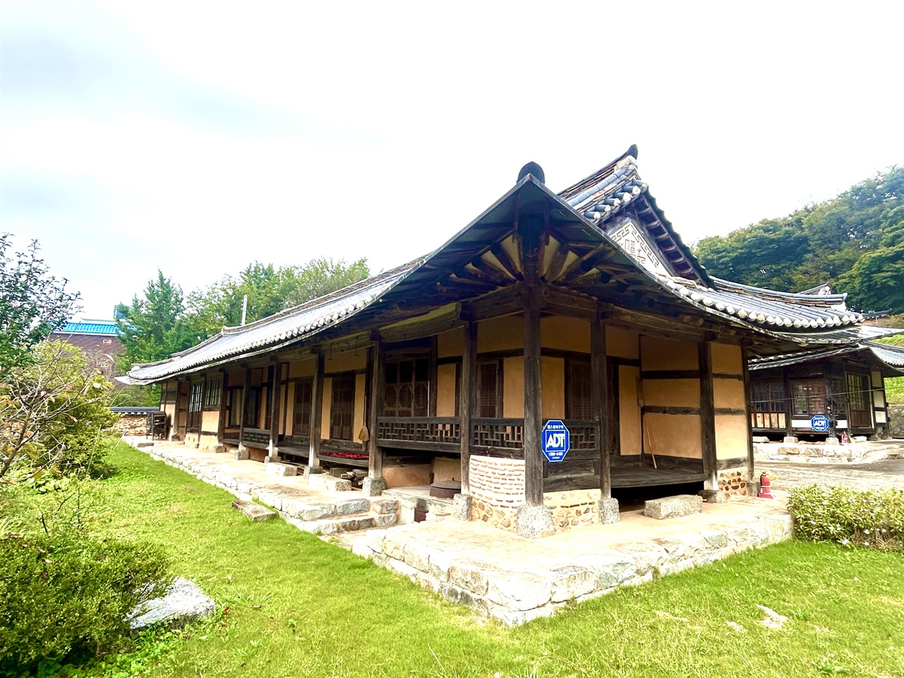  자료에 따르면 ‘김동진 가옥’은 19세기 전형적인 서산 지역 부농의 민가로 1800년경에 건립되었다고 전해지고 있다.
