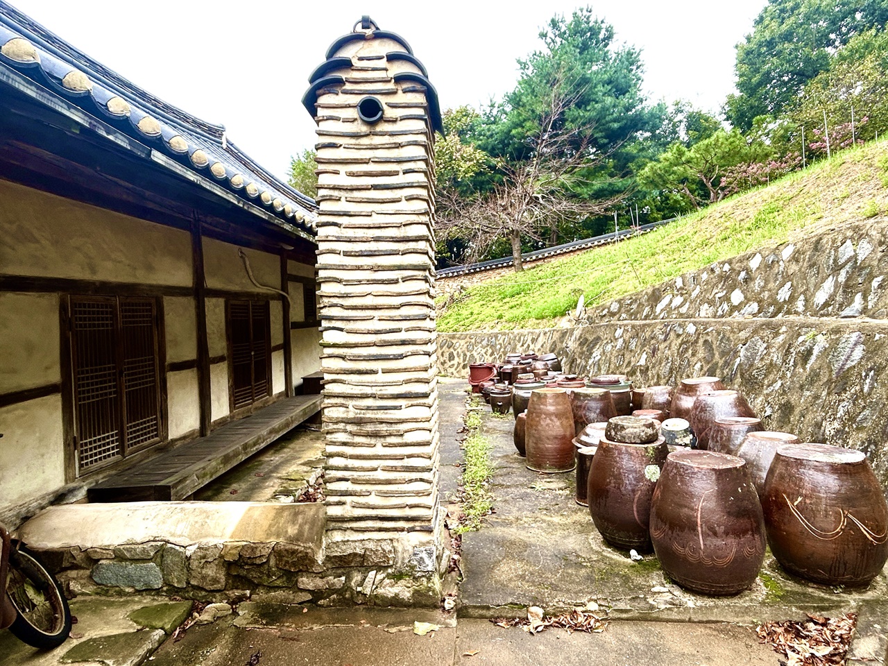  본채 앞은 넓은 마당이 있으며 본채 뒤에는 농기구가 가지런히 놓여 있으며 장독대와 불을 때면 나오는 굴뚝까지 옛 모습 그대로다.