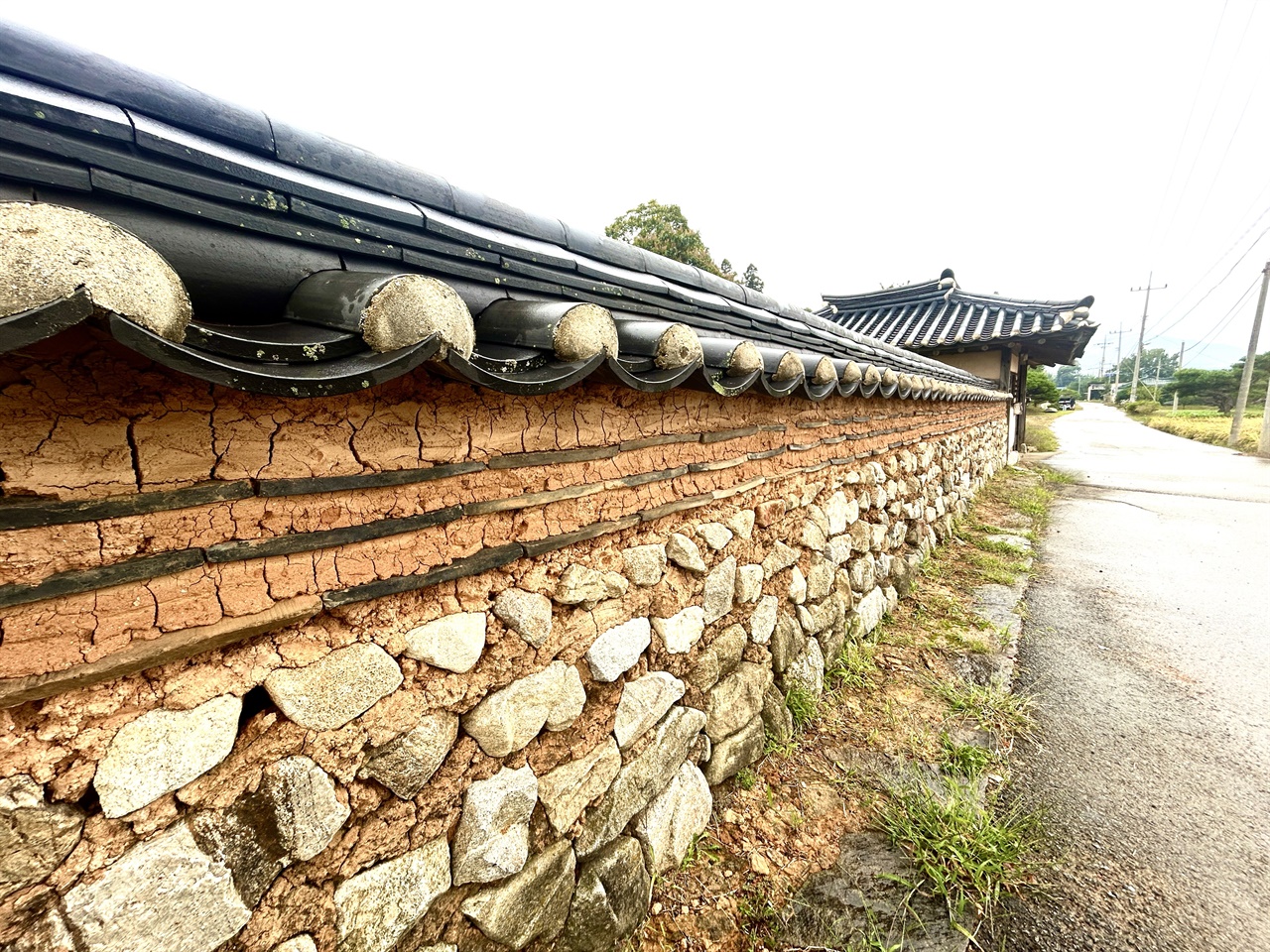  자료에 따르면 ‘김동진 가옥’은 19세기 전형적인 서산 지역 부농의 민가로 1800년경에 건립되었다고 전해지고 있다.