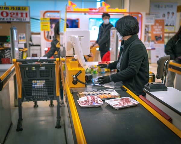  계산원으로 일하다 보면 유독 긴장되는 손님이 있고 마음이 편한 손님이 있다. 계산이라는 단순한 행위 안에도 다양한 태도가 드러난다.(자료사진).