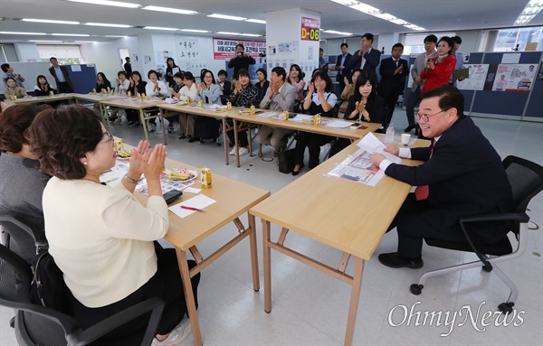 조전혁 서울시교육감후보, 한국어린이집총연합회 서울지부 간담회 조전혁 서울시교육감 후보가 10일 오전 서울 종로구 선거사무실에서 한국어린이집총연합회 서울지부 회원들과 간담회를 하고 있다.