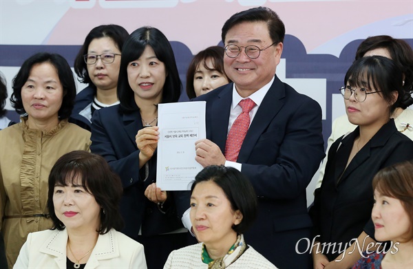 조전혁 서울시교육감후보, 한국어린이집총연합회 서울지부 간담회 조전혁 서울시교육감 후보가 10일 오전 서울 종로구 선거사무실에서 한국어린이집총연합회 서울지부 회원들과 간담회를 마친 뒤 '서울시 보육, 교육 정책 제안서'를 들고 기념촬영을 하고 있다.