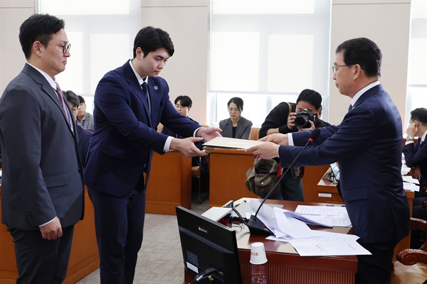  10일 오전 서울 여의도 국회에서 열린 행정안전위원회의 전체회의에서 신정훈 위원장이 명태균 씨와 김영선 전 국민의힘 의원에 대한 동행명령장을 경위에게 전달하고 있다. 