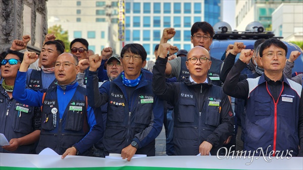  건설노종 대전세종건설지부는 10일 대전고용노동청 앞에서 기자회견을 열고 지역노동자 고용보장과 불법고용 근절 대책 마련을 촉구했다.