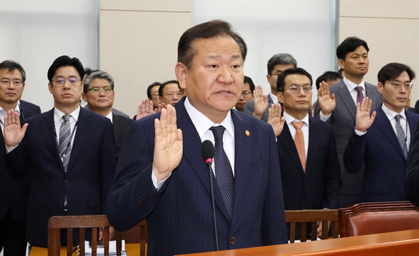  7일 오전 열린 서울 여의도 국회 행정안전위원회의 행정안전부, 인사혁신처 등의 국정감사에서 이상민 행정안전부 장관이 선서하고 있다. 2024.10.7