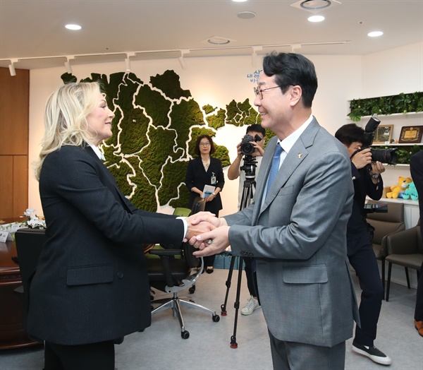  정명근 화성시장이 10일 화성시청에서 열린 '화성국제테마파크 글로벌 브랜드 유치 선포식'에서 마리 막스 파라마운트 부문장과 인사하고 있다.