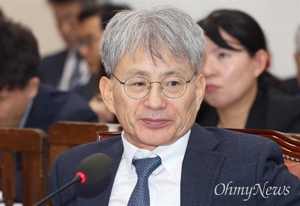  김광동 진실화해를위한과거사정리위원회 위원장이 10일 오후 서울 여의도 국회에서 열린 행정안전위원회의 중앙선거관리위원회, 진실·화해를위한과거사정리위원회 등에 대한 국정감사에 출석해 있다.