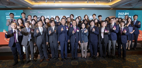  박민수 보건복지부 2차관이 10일 오후 서울 롯데호텔 사파이어홀에서 개최된 '정신건강의 날 기념행사' 참석자들과 함께 기념촬영을 하고 있다.