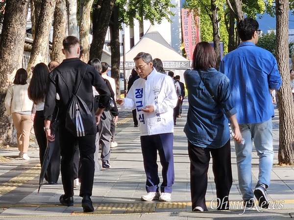  서울시교육감 보궐선거에 출마한 정근식 후보가 사전투표를 하루 앞둔 10일 오전 서울 중구 시청역 일대에서 시민들에게 출근길 인사를 건네고 있다.