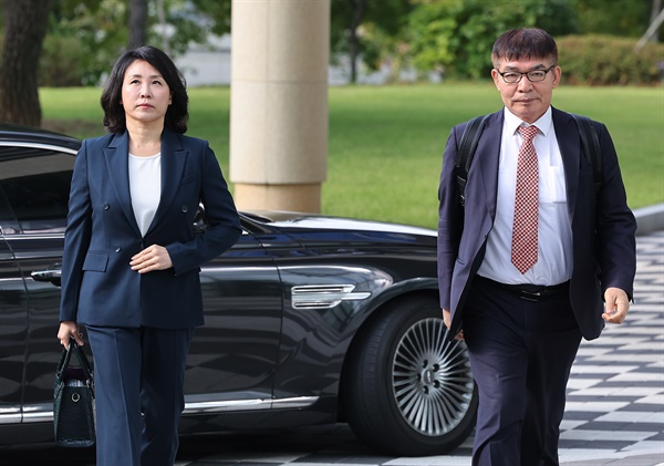  공직선거법 위반 혐의로 불구속기소 된 더불어민주당 이재명 대표의 배우자 김혜경 씨가 10일 오전 경기도 수원시 영통구 수원지방법원에서 열리는 공판에 출석하고 있다.