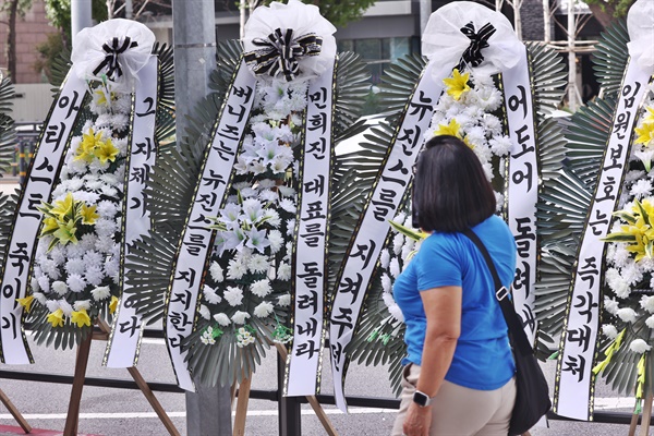  그룹 뉴진스 멤버들이 하이브에 민희진 전 어도어 대표 복귀를 요구하며 제시한 시한이었던 9월 25일 서울 용산구 하이브 사옥 앞에 뉴진스 팬들이 보낸 근조화환이 놓여있다. 