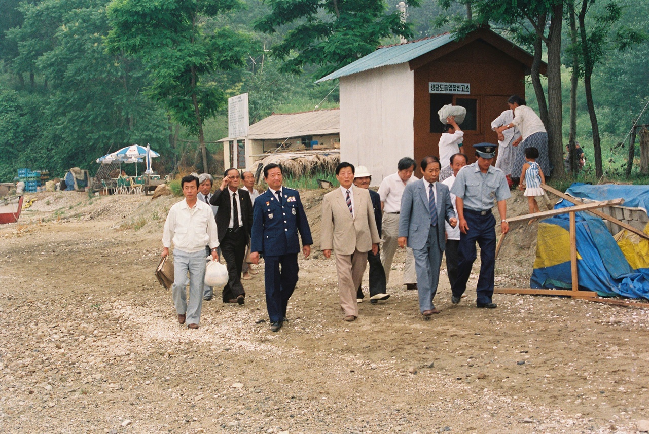  행담포구 앞 행담도 출입항신고소. 당진경찰서 신평지서 행담도경찰관출장소(1977년 설치,순경 1명 근무)에서 관할했다. 출항신고소에서는 밀입국사범단속이나 풍랑이 거세거나 기상상황이 좋지 않을 때 어선이 출항하지 못하게 통제하는 일 등을 담당했다. 사진은 1987년 모습이다.