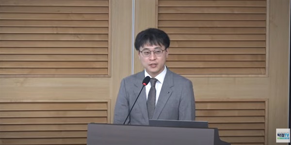  윤형중 랩2050 대표가 10일 서울 에서 열린 ‘기후위기 대응을 위한 예산·세금 제도개선 방안’ 토론회에서 주제발표를 하고 있다.