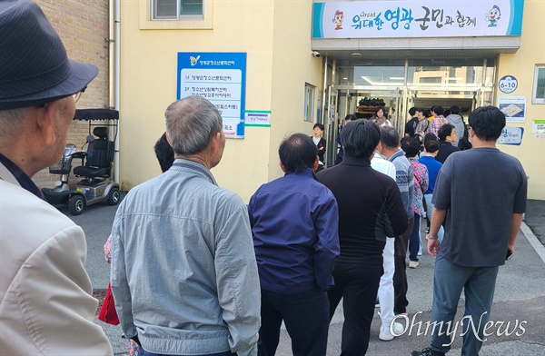  11일 오전 전라남도 영광군 영광읍 청소년문화센터에 마련된 영광군수 재선거 투표소에서 유권자들이 사진 투표를 하기 위해 줄을 서 기다리고 있다.