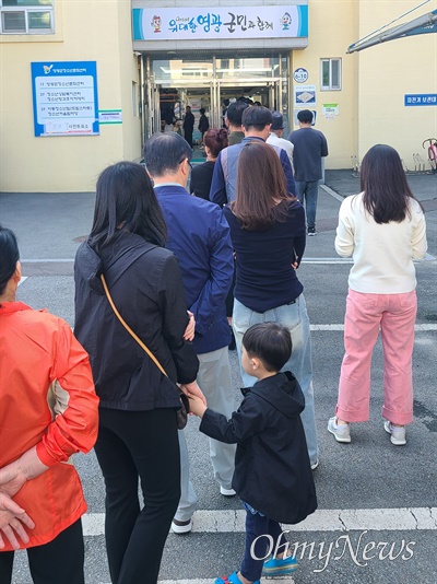 아이 손 잡고 11일 오전 전라남도 영광군 영광읍 청소년문화센터에 마련된 영광군수 재선거 투표소에서 유권자들이 사진 투표를 하기 위해 줄을 서 기다리고 있다.