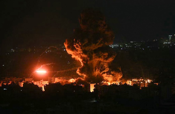  지난 6일(현지시간) 레바논 베이루트 남부 교외에서 이스라엘군의 공습으로 연기가 솟아오르고 있다. 레바논을 겨냥한 이스라엘의 반복된 공습으로 지금까지 사상자만 1만명에 육박하는 것으로 알려졌다.