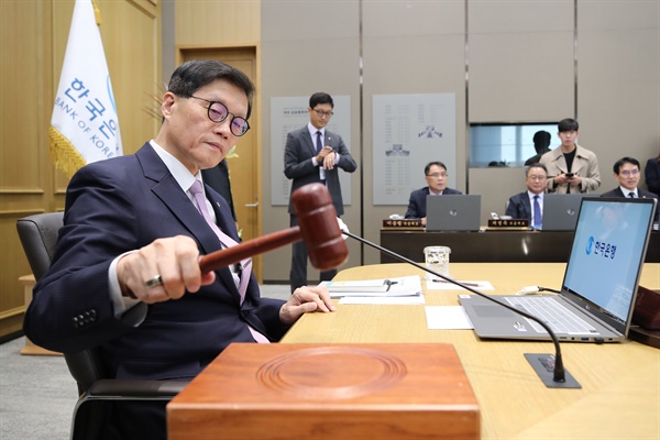  이창용 한국은행 총재가 11일 서울 중구 한국은행에서 열린 금융통화위원회에서 의사봉을 두드리고 있다.