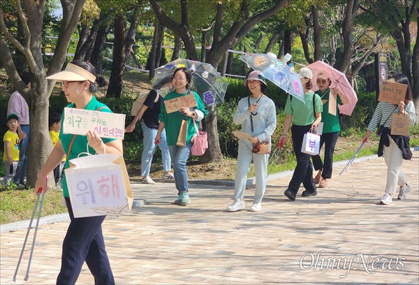  (사)소비자기후행동은 11일 대전 한밭수목원에서 '플라스틱에 갇힌 지구를 구하는 시민 대행진(서울에서 제주 그리고 부산)'을 개최했다.
