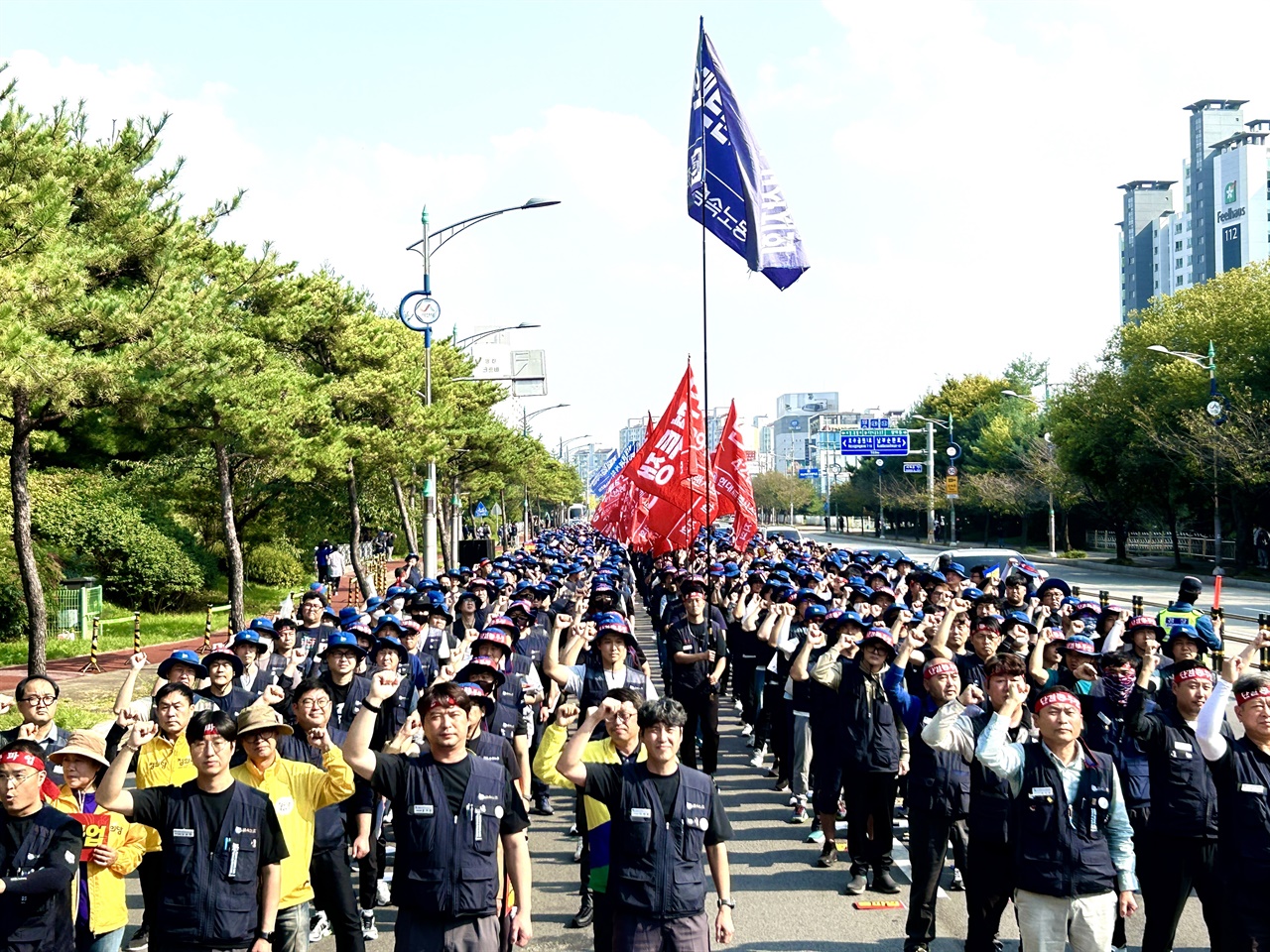  민주노총 전국금속노조 충남지부 현대트랜시스 서산지회가 임금협상에 난항을 겪으면서 총파업에 돌입했다.