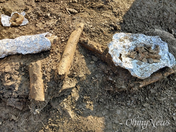  대전 산내 골령골2학살지 유해발굴 4일째인 11일 한국전쟁 당시 집단 살해된 민간인들이 묻힌 것으로 추정되는 구덩이가 드러났다. 발굴단이 흙더미를 걷어내자 희생자들 것으로 보이는 허벅지뼈, 틀니, 단추 등이 나왔다. 